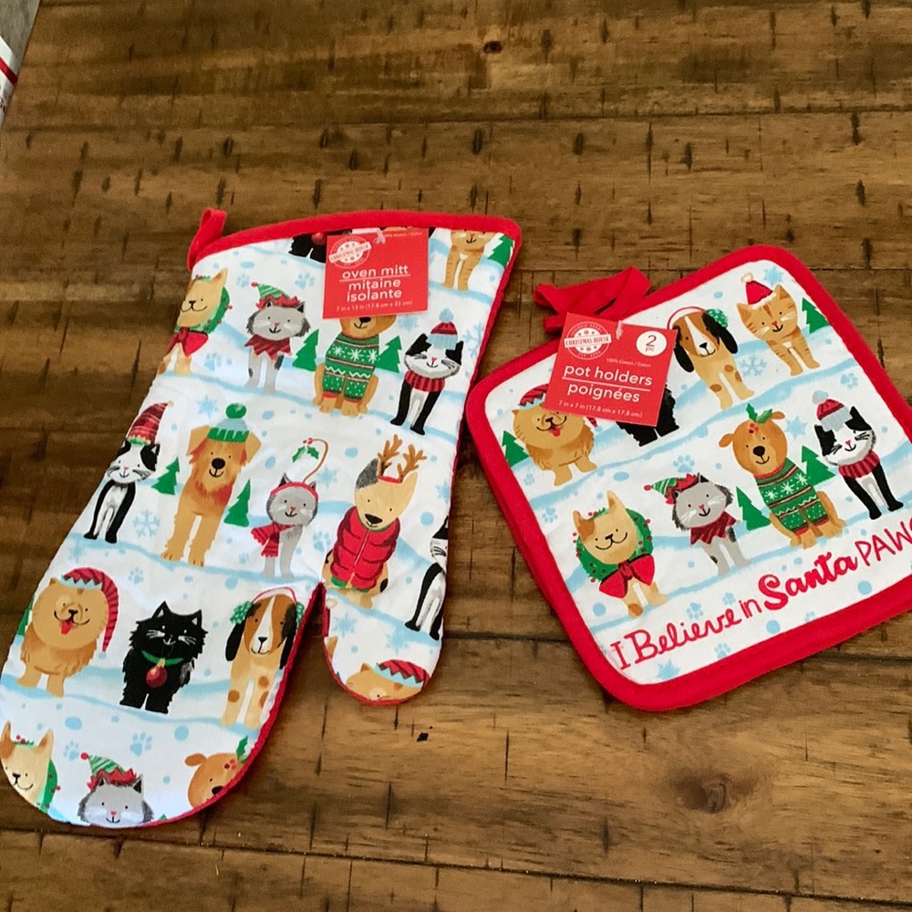Christmas House, “I Believe In Santa Paws” Oven Mitt and Pot Holders Set